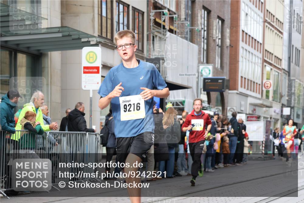 05.10.2025 - 20. swb-Marathon Bremen Strokosch-Dieckow http://msf.ph/oto/9242521 05.10.2025 10:48:46 Ziel 7202, 9014, 9216, 9255, 9317, 9333, 9457, 9556, 9583, 10016, 10221, 10449, 10715, 10733, 10877, 10973, 11057, 11248, 11673, 11695, 7202, 9014, 9216, 9255, 9317, 9333, 9457, 9556, 9583, 10016, 10221, 10449, 10715, 10733, 10877, 10973, 11057, 11248, 11673, 11695 meine-sportfotos.de