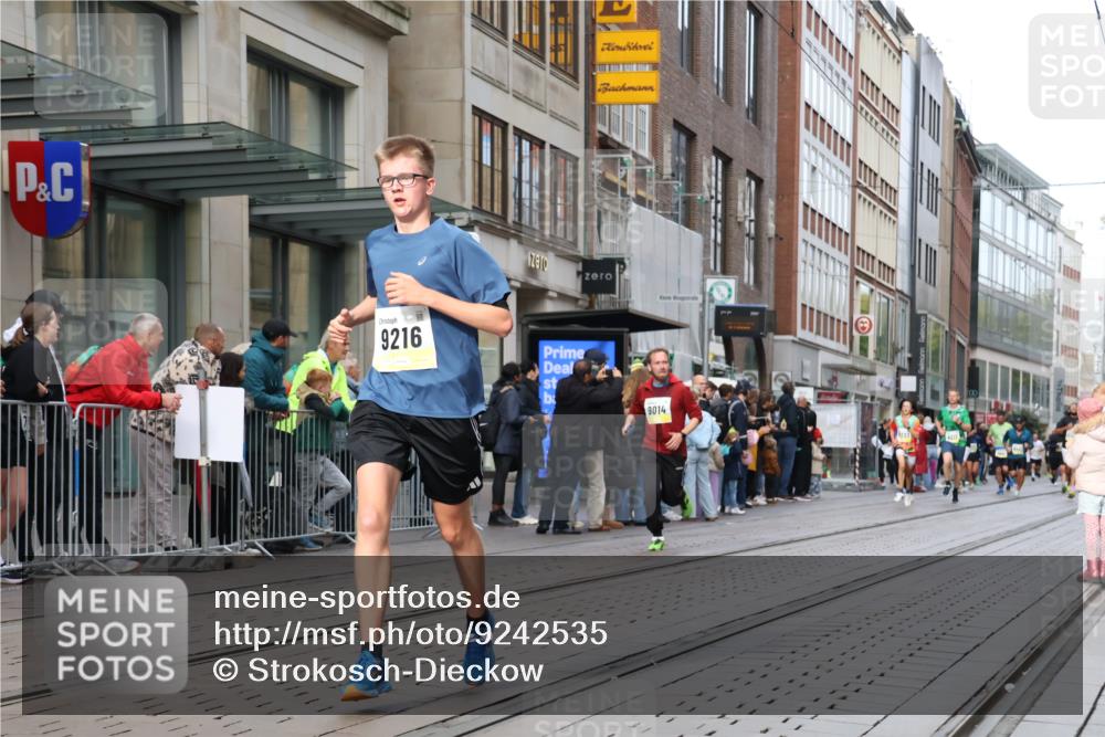 05.10.2025 - 20. swb-Marathon Bremen Strokosch-Dieckow http://msf.ph/oto/9242535 05.10.2025 10:48:47 Ziel 7202, 9014, 9216, 9255, 9317, 9333, 9457, 9556, 9583, 10016, 10221, 10449, 10715, 10733, 10877, 10973, 11057, 11248, 11673, 11695, 7202, 9014, 9216, 9255, 9317, 9333, 9457, 9556, 9583, 10016, 10221, 10449, 10715, 10733, 10877, 10973, 11057, 11248, 11673, 11695 meine-sportfotos.de