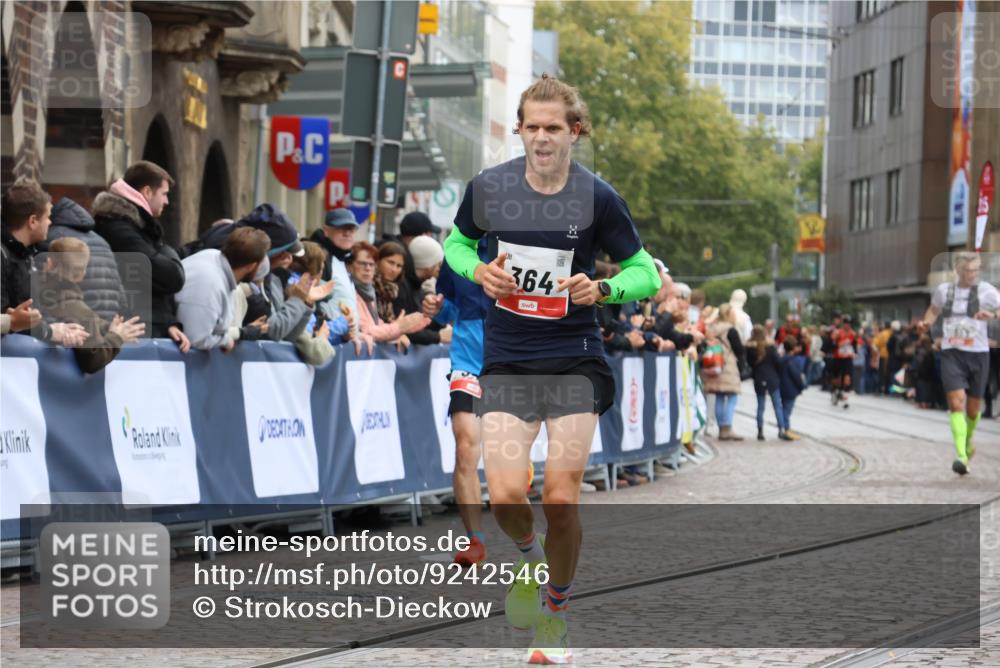 05.10.2025 - 20. swb-Marathon Bremen Strokosch-Dieckow http://msf.ph/oto/9242546 05.10.2025 12:44:08 Ziel 364, 942 meine-sportfotos.de