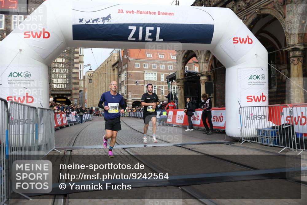 05.10.2025 - 20. swb-Marathon Bremen Yannick Fuchs http://msf.ph/oto/9242564 05.10.2025 10:41:34 Ziel 10744, 10910 meine-sportfotos.de