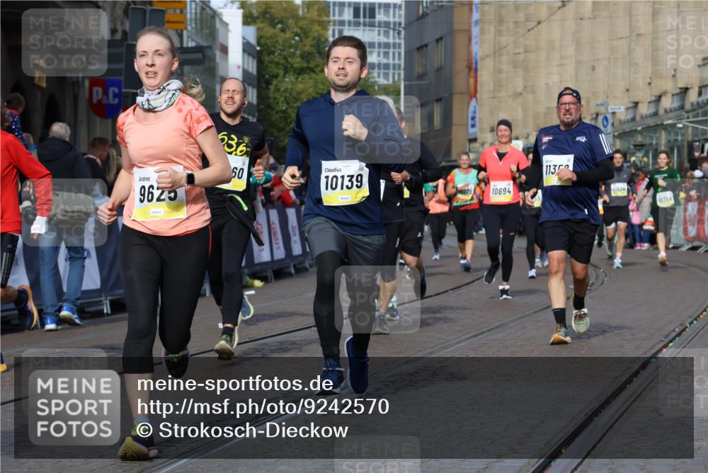 05.10.2025 - 20. swb-Marathon Bremen Strokosch-Dieckow http://msf.ph/oto/9242570 05.10.2025 10:57:33 Ziel 9000, 9309, 9625, 9747, 9904, 9914, 9962, 10139, 10694, 10739, 10754, 11352, 11360, 11583 meine-sportfotos.de