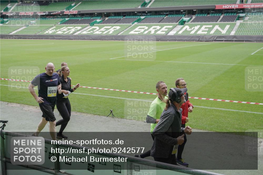 05.10.2025 - 20. swb-Marathon Bremen Michael Burmester http://msf.ph/oto/9242577 05.10.2025 10:35:41 Laufen im Stadion 7163, 7177, 7178, 9173, 9201, 9231, 9278, 9330, 9350, 9433, 9451, 9462, 9495, 9508, 9516, 9518, 9542, 9550, 9576, 9582, 9601, 9609, 9612, 9622, 9625, 9634, 9666, 9737, 9790, 9880, 9886, 9904, 9914, 9937, 9954, 9962, 9968, 9977, 10006, 10039, 10049, 10055, 10059, 10063, 10079, 10084, 10105, 10127, 10138, 10139, 10143, 10145, 10179, 10225, 10228, 10250, 10281, 10336, 10353, 10359, 10367, 10368, 10377, 10395, 10555, 10644, 10694, 10834, 10845, 10988, 9430, 9672 meine-sportfotos.de