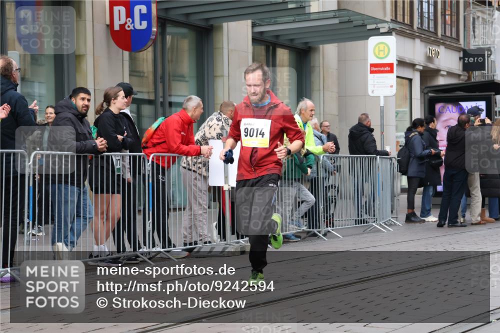 05.10.2025 - 20. swb-Marathon Bremen Strokosch-Dieckow http://msf.ph/oto/9242594 05.10.2025 10:48:49 Ziel 7202, 9014, 9216, 9317, 9333, 9457, 9556, 10016, 10221, 10449, 10715, 10733, 10735, 10973, 11057, 11248, 11598, 11673, 11695, 7202, 9014, 9216, 9317, 9333, 9457, 9556, 10016, 10221, 10449, 10715, 10733, 10735, 10973, 11057, 11248, 11598, 11673, 11695 meine-sportfotos.de