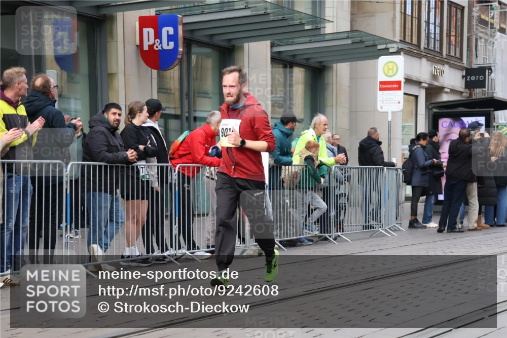 05.10.2025 - 20. swb-Marathon Bremen Strokosch-Dieckow http://msf.ph/oto/9242608 05.10.2025 10:48:50 Ziel 7202, 9014, 9206, 9216, 9317, 9333, 9457, 9556, 9708, 10016, 10221, 10449, 10715, 10733, 10735, 10973, 11057, 11598, 11673, 11695, 7202, 9014, 9206, 9216, 9317, 9333, 9457, 9556, 9708, 10016, 10221, 10449, 10715, 10733, 10735, 10973, 11057, 11598, 11673, 11695 meine-sportfotos.de