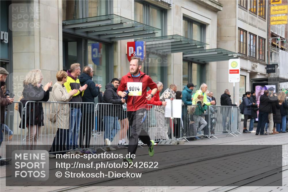 05.10.2025 - 20. swb-Marathon Bremen Strokosch-Dieckow http://msf.ph/oto/9242622 05.10.2025 10:48:50 Ziel 7202, 9014, 9206, 9216, 9317, 9333, 9457, 9556, 9708, 10016, 10221, 10449, 10715, 10733, 10735, 10973, 11057, 11598, 11673, 11695, 7202, 9014, 9206, 9216, 9317, 9333, 9457, 9556, 9708, 10016, 10221, 10449, 10715, 10733, 10735, 10973, 11057, 11598, 11673, 11695 meine-sportfotos.de