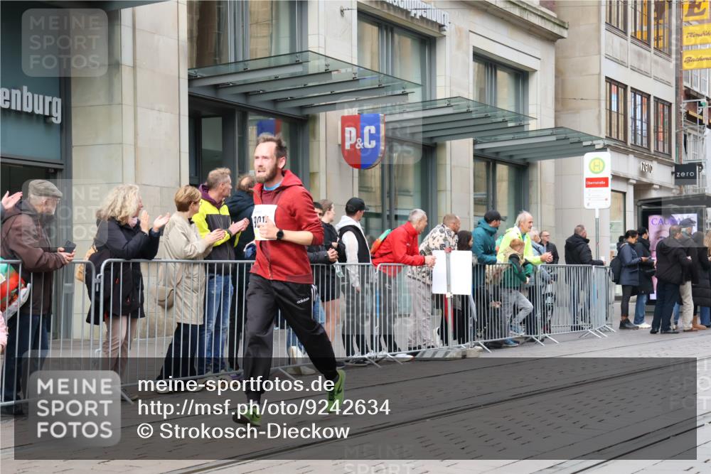 05.10.2025 - 20. swb-Marathon Bremen Strokosch-Dieckow http://msf.ph/oto/9242634 05.10.2025 10:48:50 Ziel 7202, 9014, 9206, 9216, 9317, 9333, 9457, 9556, 9708, 10016, 10221, 10449, 10715, 10733, 10735, 10973, 11057, 11598, 11673, 11695, 7202, 9014, 9206, 9216, 9317, 9333, 9457, 9556, 9708, 10016, 10221, 10449, 10715, 10733, 10735, 10973, 11057, 11598, 11673, 11695 meine-sportfotos.de