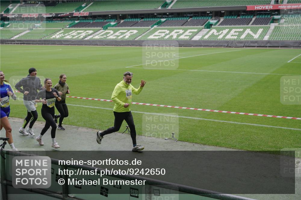 05.10.2025 - 20. swb-Marathon Bremen Michael Burmester http://msf.ph/oto/9242650 05.10.2025 10:35:43 Laufen im Stadion 7163, 7177, 7178, 9173, 9231, 9278, 9330, 9350, 9378, 9433, 9450, 9451, 9462, 9495, 9508, 9516, 9518, 9542, 9550, 9576, 9582, 9601, 9609, 9612, 9625, 9634, 9666, 9737, 9790, 9880, 9886, 9904, 9914, 9937, 9954, 9962, 9968, 9977, 10006, 10039, 10049, 10055, 10059, 10063, 10079, 10084, 10105, 10127, 10138, 10139, 10143, 10145, 10179, 10225, 10228, 10250, 10293, 10336, 10353, 10359, 10367, 10368, 10377, 10395, 10555, 10644, 10845, 10988, 9672 meine-sportfotos.de