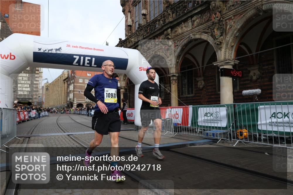 05.10.2025 - 20. swb-Marathon Bremen Yannick Fuchs http://msf.ph/oto/9242718 05.10.2025 10:41:36 Ziel 10744, 10910 meine-sportfotos.de
