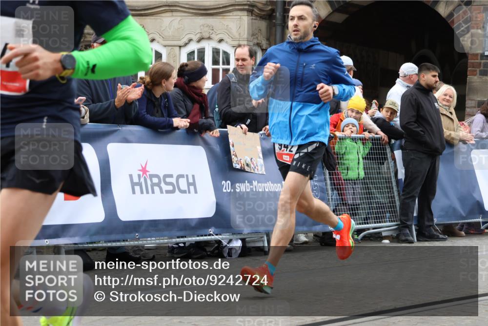 05.10.2025 - 20. swb-Marathon Bremen Strokosch-Dieckow http://msf.ph/oto/9242724 05.10.2025 12:44:12 Ziel 364, 559, 942 meine-sportfotos.de