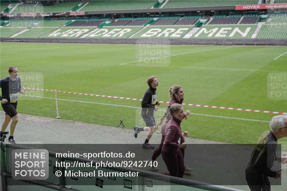 05.10.2025 - 20. swb-Marathon Bremen Michael Burmester http://msf.ph/oto/9242740 05.10.2025 10:35:46 Laufen im Stadion 7163, 7177, 7178, 9173, 9174, 9231, 9278, 9330, 9350, 9378, 9433, 9450, 9451, 9462, 9495, 9508, 9516, 9518, 9542, 9550, 9576, 9582, 9601, 9609, 9612, 9625, 9634, 9666, 9737, 9790, 9880, 9886, 9904, 9914, 9937, 9954, 9962, 9968, 9977, 10006, 10039, 10049, 10055, 10059, 10063, 10079, 10084, 10105, 10127, 10138, 10139, 10143, 10145, 10179, 10182, 10225, 10228, 10250, 10293, 10336, 10353, 10359, 10367, 10368, 10377, 10395, 10555, 9672 meine-sportfotos.de