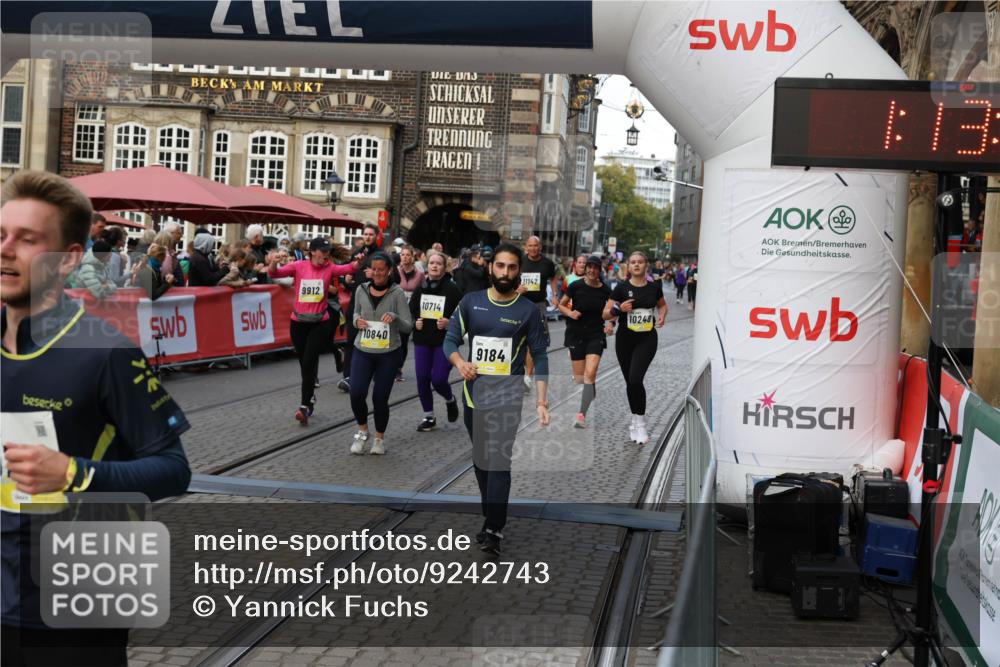 05.10.2025 - 20. swb-Marathon Bremen Yannick Fuchs http://msf.ph/oto/9242743 05.10.2025 11:09:02 Ziel 9184, 9466, 9721, 9774, 9853, 9912, 10031, 10087, 10248, 10714, 10840, 11126, 11142 meine-sportfotos.de