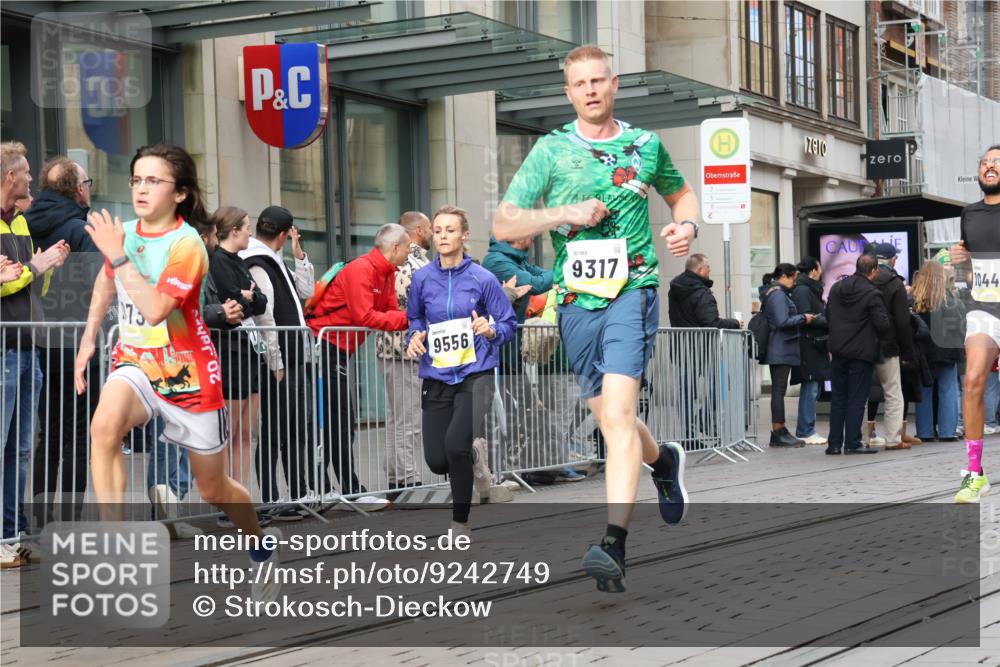 05.10.2025 - 20. swb-Marathon Bremen Strokosch-Dieckow http://msf.ph/oto/9242749 05.10.2025 10:48:55 Ziel 7202, 9014, 9206, 9233, 9317, 9333, 9435, 9457, 9555, 9556, 9708, 10016, 10118, 10221, 10449, 10519, 10673, 10715, 10733, 10735, 11057, 11319, 11487, 11598, 11672, 11673, 11695, 7202, 9014, 9206, 9233, 9317, 9333, 9435, 9457, 9555, 9556, 9708, 10016, 10118, 10221, 10449, 10519, 10673, 10715, 10733, 10735, 11057, 11319, 11487, 11598, 11672, 11673, 11695 meine-sportfotos.de