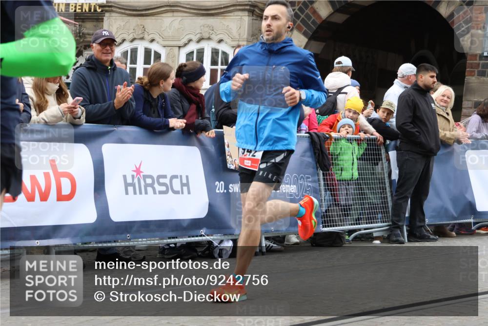 05.10.2025 - 20. swb-Marathon Bremen Strokosch-Dieckow http://msf.ph/oto/9242756 05.10.2025 12:44:12 Ziel 364, 559, 942 meine-sportfotos.de