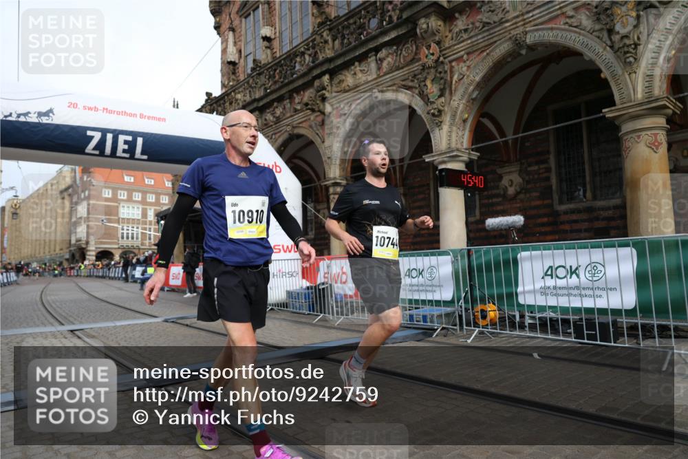 05.10.2025 - 20. swb-Marathon Bremen Yannick Fuchs http://msf.ph/oto/9242759 05.10.2025 10:41:36 Ziel 10744, 10910 meine-sportfotos.de