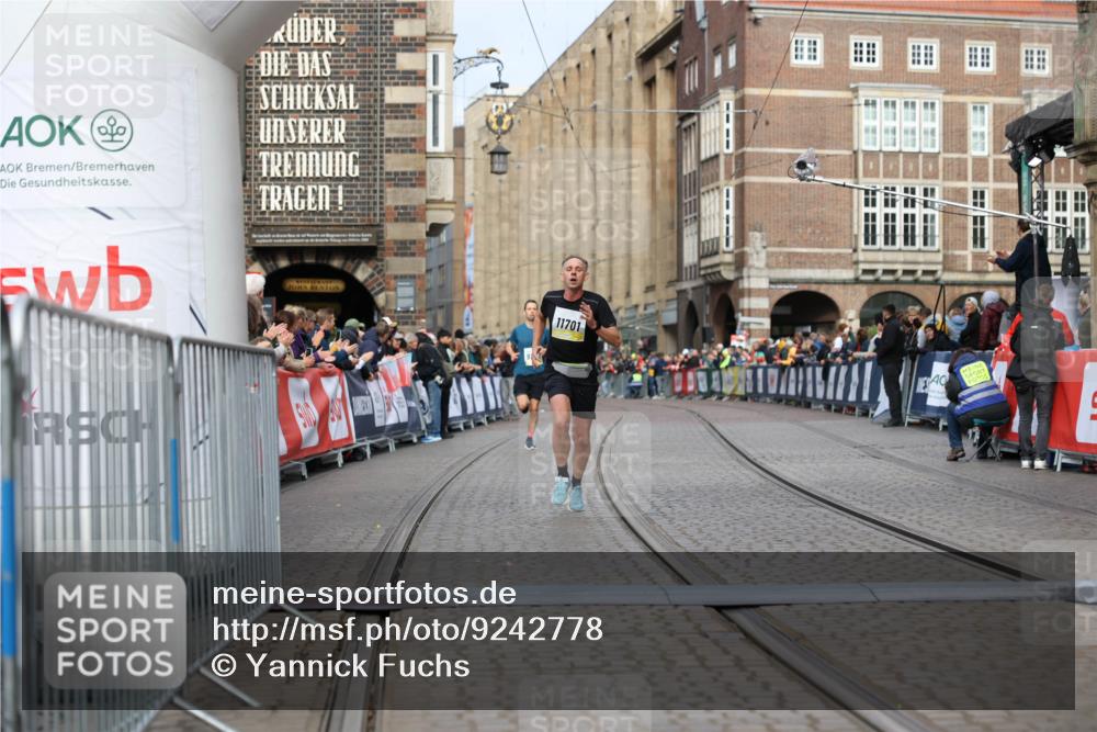 05.10.2025 - 20. swb-Marathon Bremen Yannick Fuchs http://msf.ph/oto/9242778 05.10.2025 10:41:47 Ziel 11701 meine-sportfotos.de