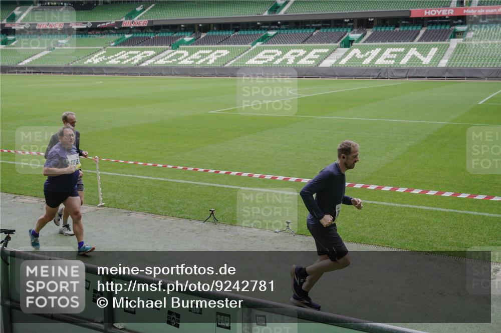 05.10.2025 - 20. swb-Marathon Bremen Michael Burmester http://msf.ph/oto/9242781 05.10.2025 10:35:47 Laufen im Stadion 7163, 7177, 7178, 9173, 9174, 9231, 9278, 9327, 9330, 9350, 9378, 9389, 9433, 9450, 9451, 9462, 9495, 9508, 9516, 9518, 9542, 9550, 9576, 9582, 9601, 9609, 9612, 9625, 9634, 9666, 9737, 9790, 9880, 9886, 9904, 9914, 9937, 9954, 9962, 9968, 9977, 10006, 10039, 10049, 10055, 10059, 10063, 10079, 10084, 10105, 10127, 10138, 10139, 10143, 10145, 10179, 10182, 10225, 10228, 10250, 10293, 10336, 10353, 10359, 10367, 10368, 10377, 10395, 10555, 9672 meine-sportfotos.de