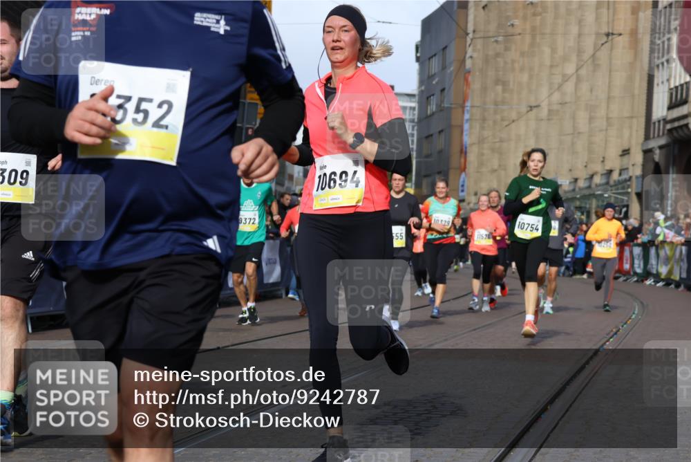 05.10.2025 - 20. swb-Marathon Bremen Strokosch-Dieckow http://msf.ph/oto/9242787 05.10.2025 10:57:39 Ziel 9309, 9372, 9585, 9747, 9943, 9979, 10225, 10250, 10329, 10341, 10555, 10694, 10754, 11352, 11520, 11521, 11583, 11731 meine-sportfotos.de