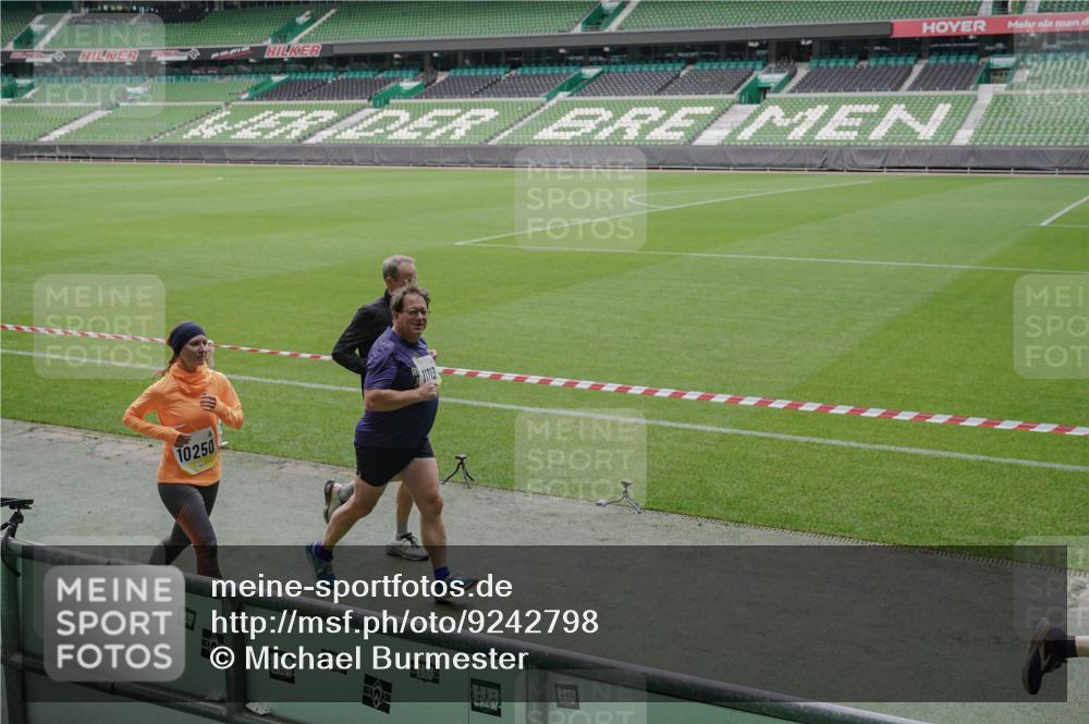 05.10.2025 - 20. swb-Marathon Bremen Michael Burmester http://msf.ph/oto/9242798 05.10.2025 10:35:48 Laufen im Stadion 7163, 7177, 7178, 9173, 9174, 9231, 9278, 9327, 9330, 9350, 9378, 9389, 9433, 9450, 9451, 9462, 9495, 9508, 9516, 9518, 9542, 9550, 9576, 9582, 9601, 9609, 9612, 9625, 9634, 9666, 9737, 9790, 9880, 9886, 9904, 9914, 9937, 9954, 9962, 9968, 9977, 10006, 10039, 10049, 10055, 10059, 10063, 10079, 10084, 10105, 10127, 10138, 10139, 10143, 10145, 10179, 10182, 10225, 10228, 10250, 10293, 10336, 10353, 10359, 10367, 10368, 10377, 10395, 10555, 9672 meine-sportfotos.de
