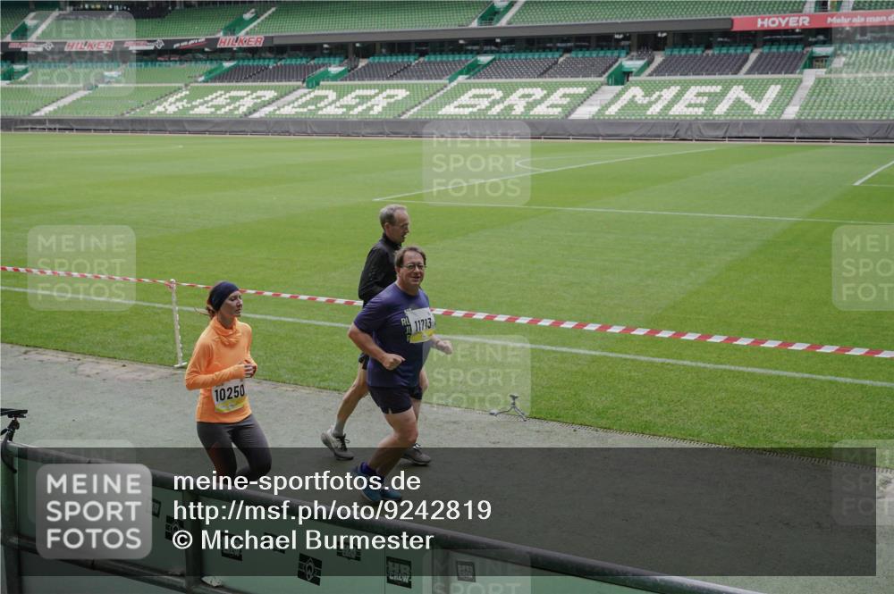 05.10.2025 - 20. swb-Marathon Bremen Michael Burmester http://msf.ph/oto/9242819 05.10.2025 10:35:48 Laufen im Stadion 7163, 7177, 7178, 9173, 9174, 9231, 9278, 9327, 9330, 9350, 9378, 9389, 9433, 9450, 9451, 9462, 9495, 9508, 9516, 9518, 9542, 9550, 9576, 9582, 9601, 9609, 9612, 9625, 9634, 9666, 9737, 9790, 9880, 9886, 9904, 9914, 9937, 9954, 9962, 9968, 9977, 10006, 10039, 10049, 10055, 10059, 10063, 10079, 10084, 10105, 10127, 10138, 10139, 10143, 10145, 10179, 10182, 10225, 10228, 10250, 10293, 10336, 10353, 10359, 10367, 10368, 10377, 10395, 10555, 9672 meine-sportfotos.de