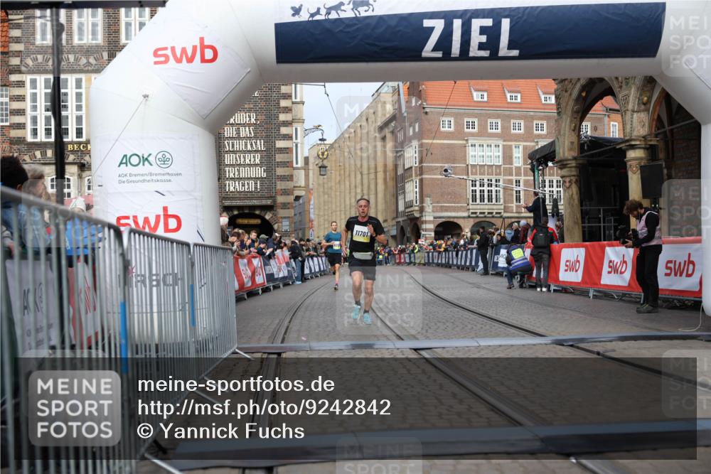 05.10.2025 - 20. swb-Marathon Bremen Yannick Fuchs http://msf.ph/oto/9242842 05.10.2025 10:41:48 Ziel 9253, 11701 meine-sportfotos.de