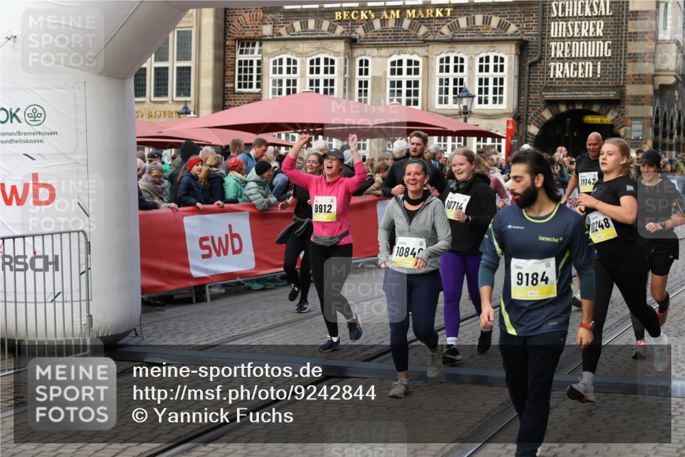05.10.2025 - 20. swb-Marathon Bremen Yannick Fuchs http://msf.ph/oto/9242844 05.10.2025 11:09:03 Ziel 9184, 9466, 9721, 9774, 9853, 9912, 10031, 10087, 10248, 10714, 10840, 11126, 11142 meine-sportfotos.de