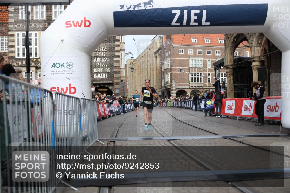 05.10.2025 - 20. swb-Marathon Bremen Yannick Fuchs http://msf.ph/oto/9242853 05.10.2025 10:41:48 Ziel 9253, 11701 meine-sportfotos.de
