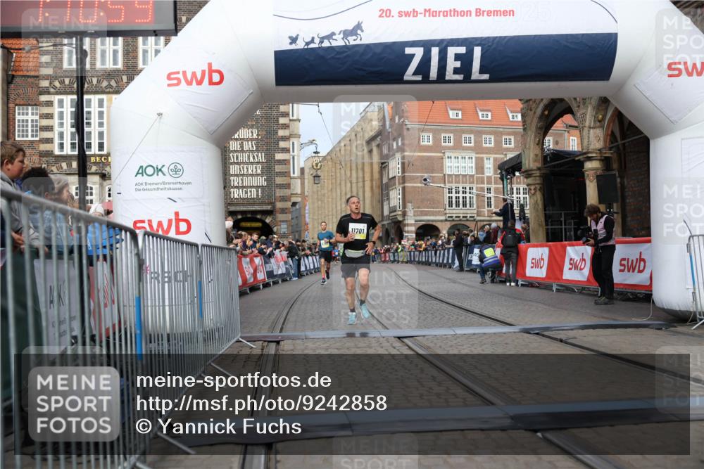 05.10.2025 - 20. swb-Marathon Bremen Yannick Fuchs http://msf.ph/oto/9242858 05.10.2025 10:41:48 Ziel 9253, 11701 meine-sportfotos.de