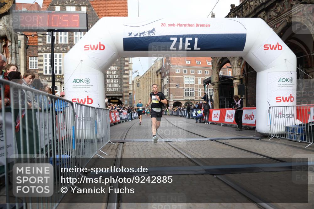 05.10.2025 - 20. swb-Marathon Bremen Yannick Fuchs http://msf.ph/oto/9242885 05.10.2025 10:41:48 Ziel 9253, 11701 meine-sportfotos.de
