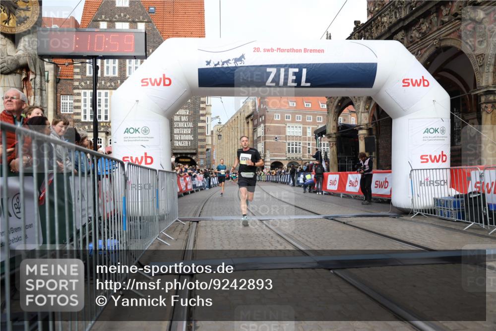 05.10.2025 - 20. swb-Marathon Bremen Yannick Fuchs http://msf.ph/oto/9242893 05.10.2025 10:41:48 Ziel 9253, 11701 meine-sportfotos.de