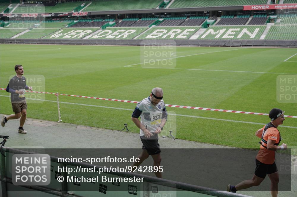 05.10.2025 - 20. swb-Marathon Bremen Michael Burmester http://msf.ph/oto/9242895 05.10.2025 10:35:52 Laufen im Stadion 7163, 7177, 7178, 9005, 9173, 9174, 9231, 9278, 9327, 9330, 9350, 9370, 9378, 9389, 9433, 9450, 9451, 9454, 9462, 9495, 9508, 9516, 9518, 9542, 9550, 9576, 9582, 9601, 9609, 9612, 9625, 9634, 9666, 9686, 9737, 9790, 9880, 9886, 9904, 9914, 9937, 9954, 9962, 9977, 10006, 10039, 10049, 10055, 10059, 10063, 10079, 10084, 10105, 10127, 10138, 10139, 10143, 10145, 10179, 10182, 10225, 10228, 10250, 10293, 10311, 10336, 10353, 10359, 10367, 10368, 10377, 10391, 10395 meine-sportfotos.de