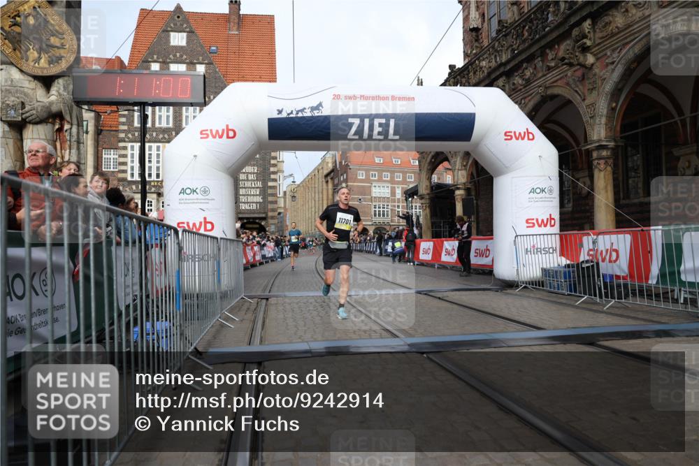 05.10.2025 - 20. swb-Marathon Bremen Yannick Fuchs http://msf.ph/oto/9242914 05.10.2025 10:41:49 Ziel 9253, 11701 meine-sportfotos.de