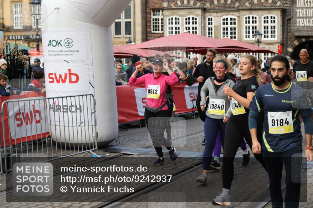 05.10.2025 - 20. swb-Marathon Bremen Yannick Fuchs http://msf.ph/oto/9242937 05.10.2025 11:09:04 Ziel 9184, 9466, 9721, 9774, 9853, 9912, 10031, 10087, 10248, 10714, 10840, 11126, 11142 meine-sportfotos.de