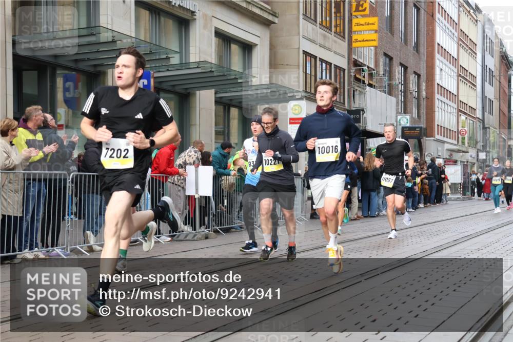 05.10.2025 - 20. swb-Marathon Bremen Strokosch-Dieckow http://msf.ph/oto/9242941 05.10.2025 10:49:00 Ziel 7202, 9206, 9233, 9333, 9435, 9457, 9555, 9556, 9708, 10016, 10118, 10221, 10381, 10519, 10673, 10715, 10735, 11057, 11319, 11487, 11598, 11672, 11673, 11695, 7202, 9206, 9233, 9333, 9435, 9457, 9555, 9556, 9708, 10016, 10118, 10221, 10381, 10519, 10673, 10715, 10735, 11057, 11319, 11487, 11598, 11672, 11673, 11695 meine-sportfotos.de
