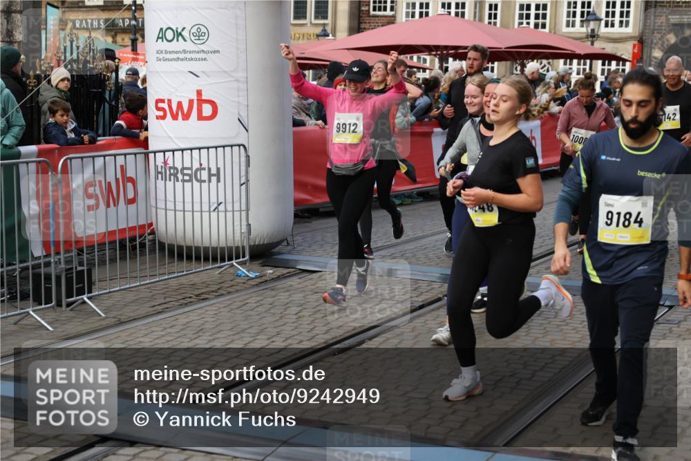 05.10.2025 - 20. swb-Marathon Bremen Yannick Fuchs http://msf.ph/oto/9242949 05.10.2025 11:09:04 Ziel 9184, 9466, 9721, 9774, 9853, 9912, 10031, 10087, 10248, 10714, 10840, 11126, 11142 meine-sportfotos.de