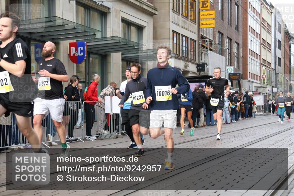 05.10.2025 - 20. swb-Marathon Bremen Strokosch-Dieckow http://msf.ph/oto/9242957 05.10.2025 10:49:00 Ziel 7202, 9206, 9233, 9333, 9435, 9457, 9555, 9556, 9708, 10016, 10118, 10221, 10381, 10519, 10673, 10715, 10735, 11057, 11319, 11487, 11598, 11672, 11673, 11695, 7202, 9206, 9233, 9333, 9435, 9457, 9555, 9556, 9708, 10016, 10118, 10221, 10381, 10519, 10673, 10715, 10735, 11057, 11319, 11487, 11598, 11672, 11673, 11695 meine-sportfotos.de