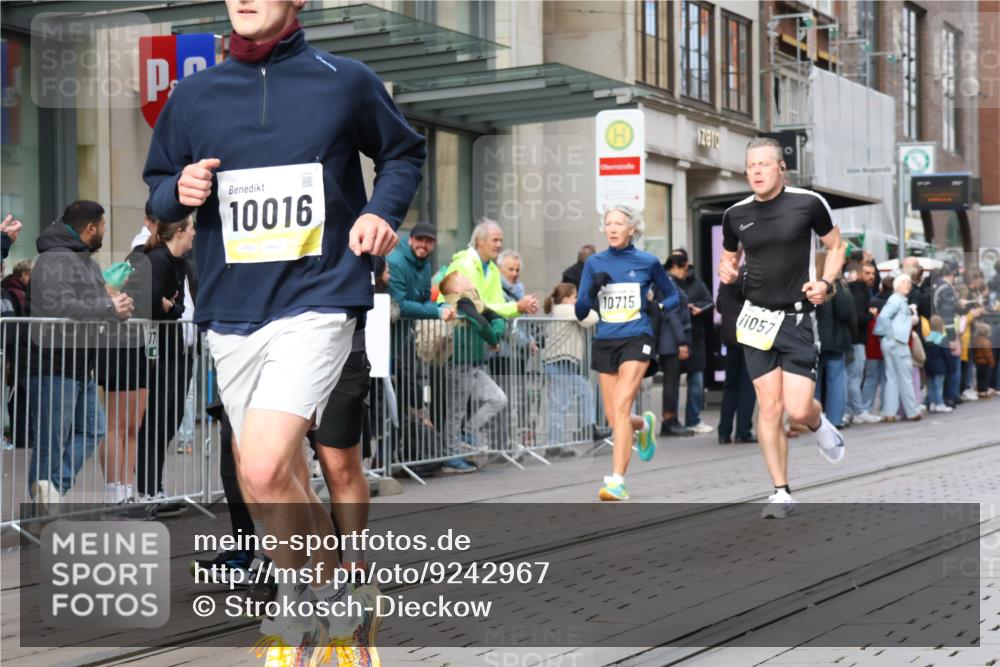 05.10.2025 - 20. swb-Marathon Bremen Strokosch-Dieckow http://msf.ph/oto/9242967 05.10.2025 10:49:01 Ziel 7202, 9206, 9233, 9333, 9435, 9457, 9555, 9556, 9626, 9627, 9708, 10016, 10118, 10221, 10381, 10519, 10673, 10715, 10735, 10888, 11057, 11319, 11487, 11579, 11598, 11672, 11673, 7202, 9206, 9233, 9333, 9435, 9457, 9555, 9556, 9626, 9627, 9708, 10016, 10118, 10221, 10381, 10519, 10673, 10715, 10735, 10888, 11057, 11319, 11487, 11579, 11598, 11672, 11673 meine-sportfotos.de