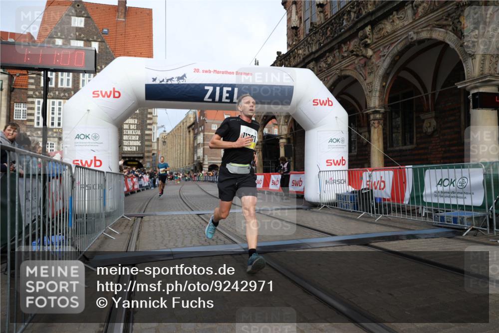 05.10.2025 - 20. swb-Marathon Bremen Yannick Fuchs http://msf.ph/oto/9242971 05.10.2025 10:41:49 Ziel 9253, 11701 meine-sportfotos.de