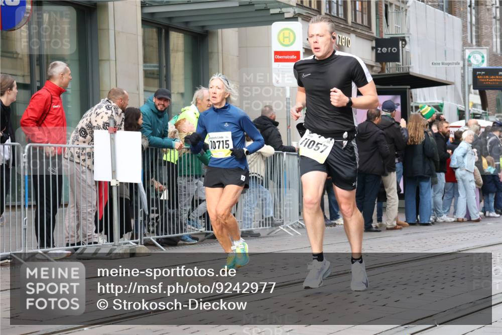 05.10.2025 - 20. swb-Marathon Bremen Strokosch-Dieckow http://msf.ph/oto/9242977 05.10.2025 10:49:01 Ziel 7202, 9206, 9233, 9333, 9435, 9457, 9555, 9556, 9626, 9627, 9708, 10016, 10118, 10221, 10381, 10519, 10673, 10715, 10735, 10888, 11057, 11319, 11487, 11579, 11598, 11672, 11673, 7202, 9206, 9233, 9333, 9435, 9457, 9555, 9556, 9626, 9627, 9708, 10016, 10118, 10221, 10381, 10519, 10673, 10715, 10735, 10888, 11057, 11319, 11487, 11579, 11598, 11672, 11673 meine-sportfotos.de