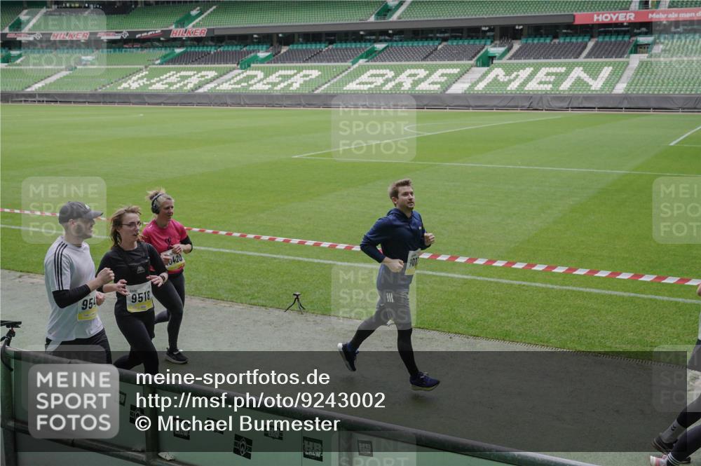 05.10.2025 - 20. swb-Marathon Bremen Michael Burmester http://msf.ph/oto/9243002 05.10.2025 10:35:55 Laufen im Stadion 7163, 7177, 7178, 7908, 8585, 9005, 9173, 9174, 9231, 9278, 9327, 9330, 9370, 9371, 9378, 9389, 9433, 9450, 9451, 9454, 9462, 9495, 9508, 9516, 9518, 9542, 9550, 9576, 9582, 9609, 9612, 9625, 9634, 9666, 9686, 9737, 9790, 9880, 9886, 9904, 9914, 9937, 9954, 9962, 9977, 10006, 10039, 10049, 10055, 10059, 10063, 10079, 10084, 10105, 10127, 10138, 10139, 10143, 10145, 10179, 10182, 10225, 10228, 10250, 10293, 10311, 10336, 10353, 10359, 10367, 10368, 10377, 10391 meine-sportfotos.de