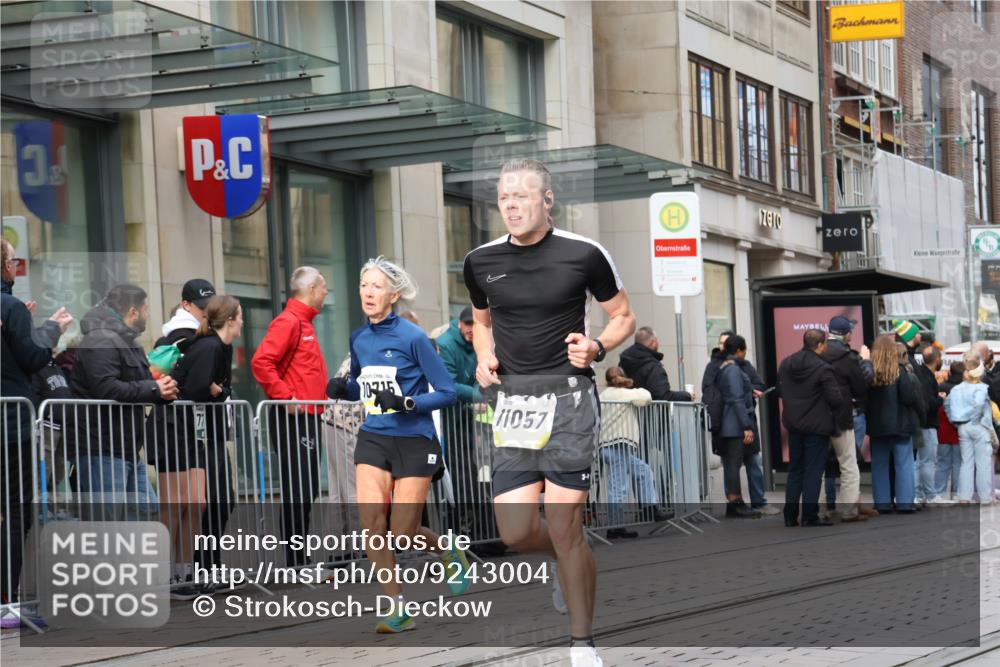 05.10.2025 - 20. swb-Marathon Bremen Strokosch-Dieckow http://msf.ph/oto/9243004 05.10.2025 10:49:02 Ziel 9206, 9233, 9333, 9435, 9457, 9555, 9626, 9627, 9708, 10016, 10118, 10221, 10381, 10519, 10673, 10715, 10735, 10888, 11057, 11319, 11487, 11579, 11598, 11672, 11673, 9206, 9233, 9333, 9435, 9457, 9555, 9626, 9627, 9708, 10016, 10118, 10221, 10381, 10519, 10673, 10715, 10735, 10888, 11057, 11319, 11487, 11579, 11598, 11672, 11673 meine-sportfotos.de