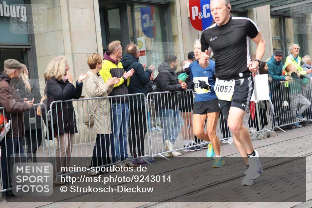 05.10.2025 - 20. swb-Marathon Bremen Strokosch-Dieckow http://msf.ph/oto/9243014 05.10.2025 10:49:02 Ziel 9206, 9233, 9333, 9435, 9457, 9555, 9626, 9627, 9708, 10016, 10118, 10221, 10381, 10519, 10673, 10715, 10735, 10888, 11057, 11319, 11487, 11579, 11598, 11672, 11673, 9206, 9233, 9333, 9435, 9457, 9555, 9626, 9627, 9708, 10016, 10118, 10221, 10381, 10519, 10673, 10715, 10735, 10888, 11057, 11319, 11487, 11579, 11598, 11672, 11673 meine-sportfotos.de