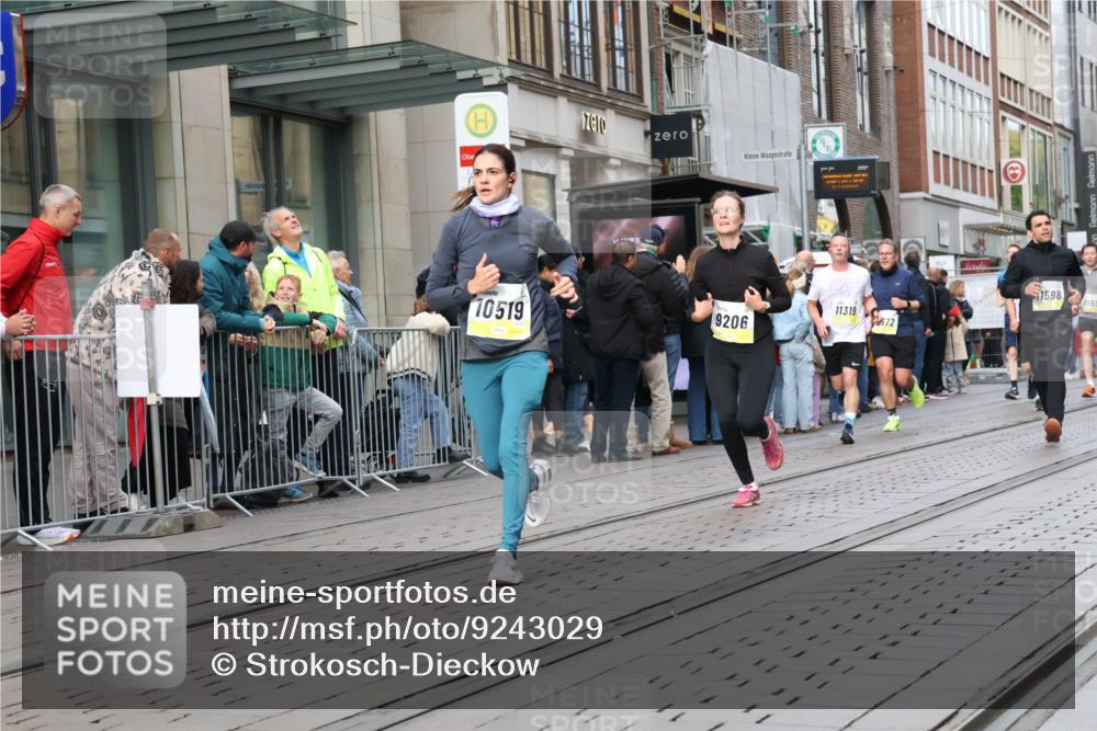 05.10.2025 - 20. swb-Marathon Bremen Strokosch-Dieckow http://msf.ph/oto/9243029 05.10.2025 10:49:05 Ziel 9206, 9233, 9333, 9435, 9555, 9626, 9627, 9708, 10118, 10221, 10381, 10519, 10636, 10673, 10712, 10715, 10735, 10888, 11057, 11319, 11487, 11579, 11598, 11672, 9206, 9233, 9333, 9435, 9555, 9626, 9627, 9708, 10118, 10221, 10381, 10519, 10636, 10673, 10712, 10715, 10735, 10888, 11057, 11319, 11487, 11579, 11598, 11672 meine-sportfotos.de