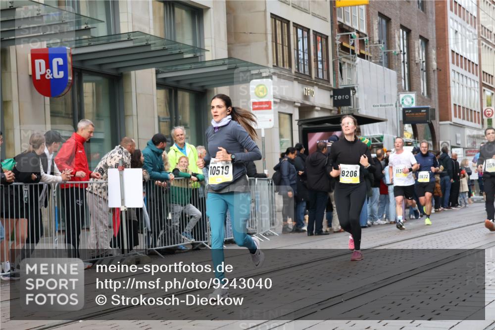 05.10.2025 - 20. swb-Marathon Bremen Strokosch-Dieckow http://msf.ph/oto/9243040 05.10.2025 10:49:06 Ziel 9206, 9233, 9333, 9435, 9555, 9626, 9627, 9708, 10118, 10381, 10519, 10636, 10673, 10712, 10715, 10735, 10888, 11057, 11319, 11487, 11579, 11598, 11672, 9206, 9233, 9333, 9435, 9555, 9626, 9627, 9708, 10118, 10381, 10519, 10636, 10673, 10712, 10715, 10735, 10888, 11057, 11319, 11487, 11579, 11598, 11672 meine-sportfotos.de