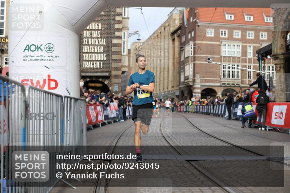 05.10.2025 - 20. swb-Marathon Bremen Yannick Fuchs http://msf.ph/oto/9243045 05.10.2025 10:41:51 Ziel 9253, 11701 meine-sportfotos.de