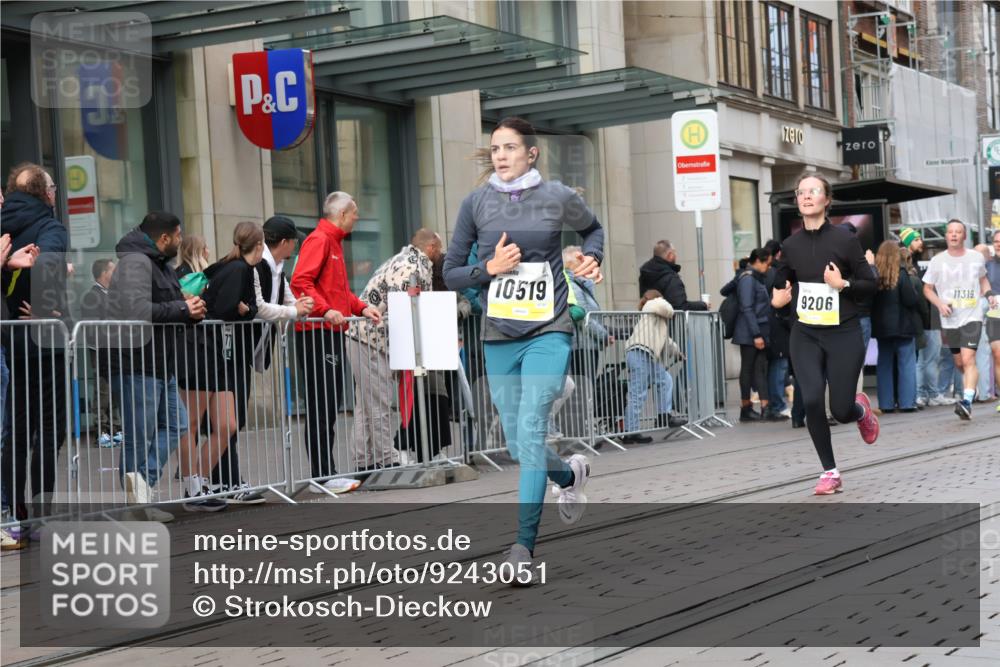 05.10.2025 - 20. swb-Marathon Bremen Strokosch-Dieckow http://msf.ph/oto/9243051 05.10.2025 10:49:06 Ziel 9206, 9233, 9333, 9435, 9555, 9626, 9627, 9708, 10118, 10381, 10519, 10636, 10673, 10712, 10715, 10735, 10888, 11057, 11319, 11487, 11579, 11598, 11672, 9206, 9233, 9333, 9435, 9555, 9626, 9627, 9708, 10118, 10381, 10519, 10636, 10673, 10712, 10715, 10735, 10888, 11057, 11319, 11487, 11579, 11598, 11672 meine-sportfotos.de