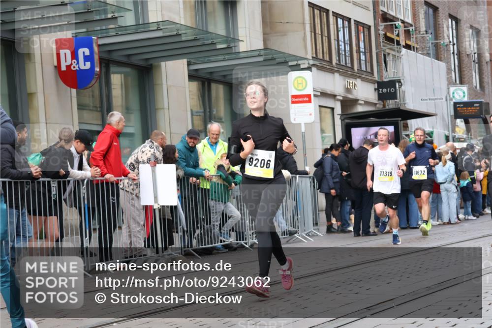 05.10.2025 - 20. swb-Marathon Bremen Strokosch-Dieckow http://msf.ph/oto/9243062 05.10.2025 10:49:07 Ziel 9206, 9233, 9333, 9435, 9555, 9626, 9627, 9708, 10118, 10170, 10381, 10519, 10636, 10673, 10712, 10715, 10735, 10888, 11057, 11319, 11487, 11579, 11598, 11672, 9206, 9233, 9333, 9435, 9555, 9626, 9627, 9708, 10118, 10170, 10381, 10519, 10636, 10673, 10712, 10715, 10735, 10888, 11057, 11319, 11487, 11579, 11598, 11672 meine-sportfotos.de