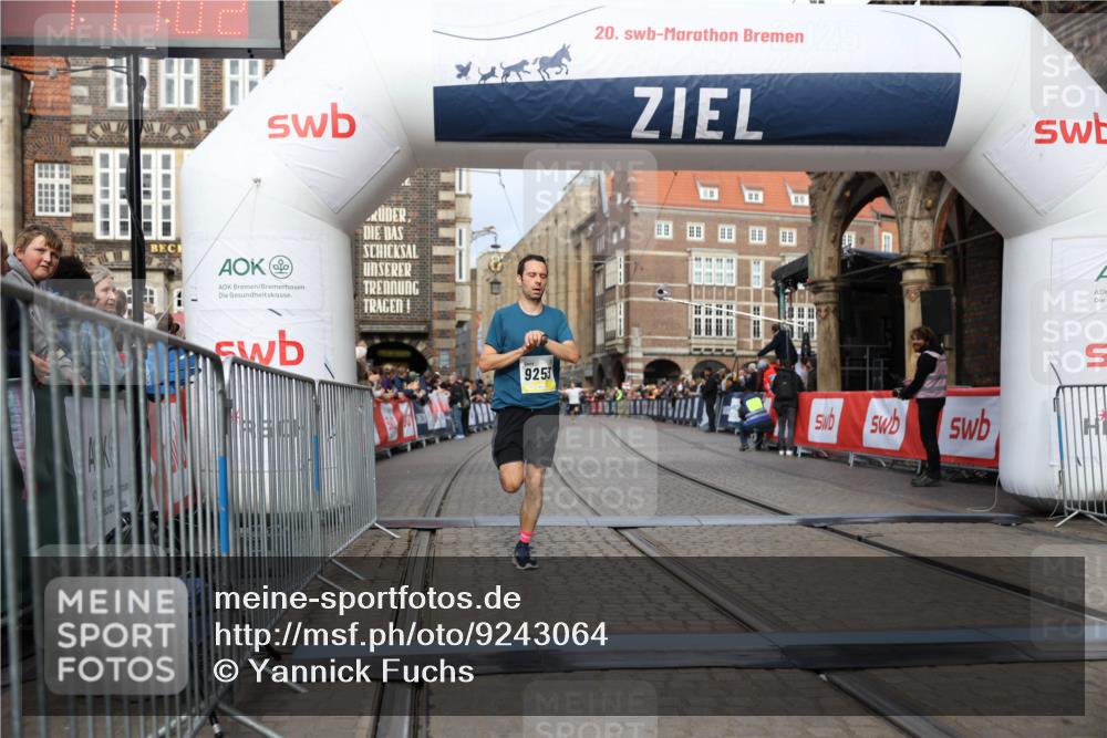 05.10.2025 - 20. swb-Marathon Bremen Yannick Fuchs http://msf.ph/oto/9243064 05.10.2025 10:41:51 Ziel 9253, 11701 meine-sportfotos.de