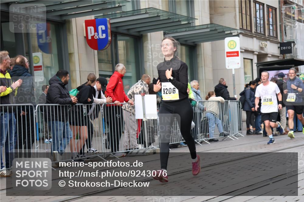 05.10.2025 - 20. swb-Marathon Bremen Strokosch-Dieckow http://msf.ph/oto/9243076 05.10.2025 10:49:07 Ziel 9206, 9233, 9333, 9435, 9555, 9626, 9627, 9708, 10118, 10170, 10381, 10519, 10636, 10673, 10712, 10715, 10735, 10888, 11057, 11319, 11487, 11579, 11598, 11672, 9206, 9233, 9333, 9435, 9555, 9626, 9627, 9708, 10118, 10170, 10381, 10519, 10636, 10673, 10712, 10715, 10735, 10888, 11057, 11319, 11487, 11579, 11598, 11672 meine-sportfotos.de
