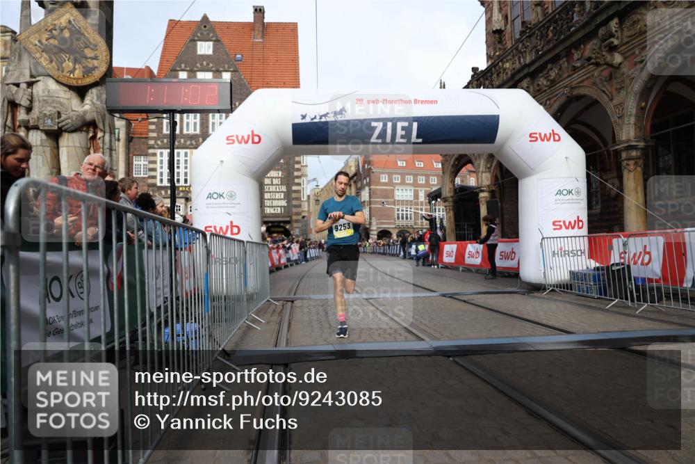 05.10.2025 - 20. swb-Marathon Bremen Yannick Fuchs http://msf.ph/oto/9243085 05.10.2025 10:41:52 Ziel 9253, 11701 meine-sportfotos.de