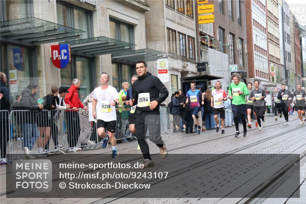 05.10.2025 - 20. swb-Marathon Bremen Strokosch-Dieckow http://msf.ph/oto/9243107 05.10.2025 10:49:09 Ziel 9206, 9233, 9435, 9555, 9626, 9627, 9708, 10118, 10170, 10381, 10519, 10636, 10673, 10712, 10715, 10735, 10873, 10888, 11319, 11487, 11579, 11598, 11672, 9206, 9233, 9435, 9555, 9626, 9627, 9708, 10118, 10170, 10381, 10519, 10636, 10673, 10712, 10715, 10735, 10873, 10888, 11319, 11487, 11579, 11598, 11672 meine-sportfotos.de